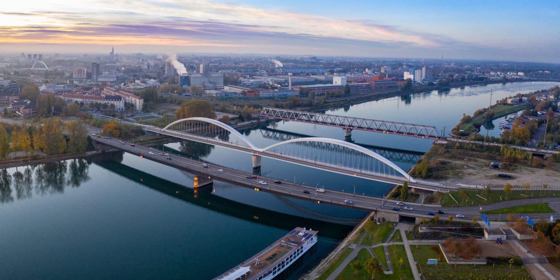 Vue panoramique du pont au niveau du port autonome de Strasbourg