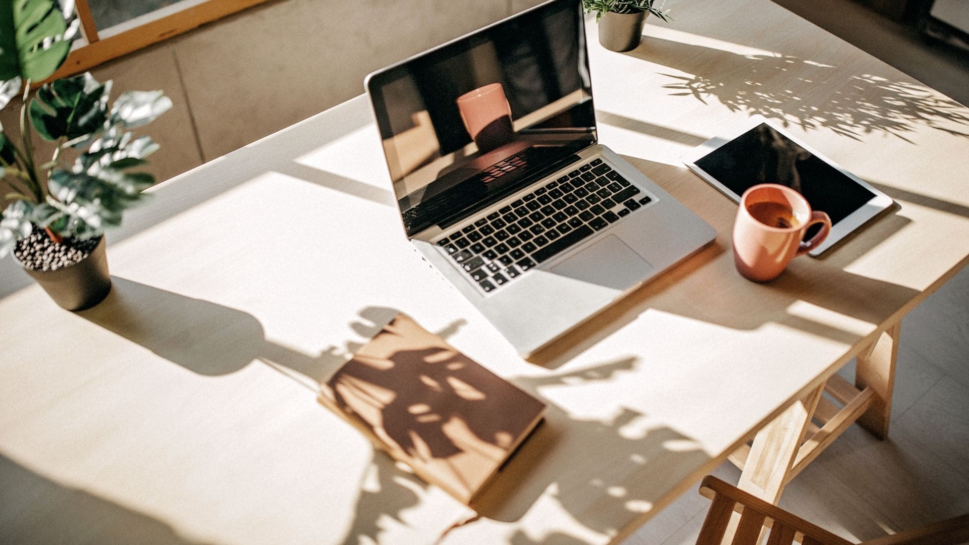 Ordinateur portable sur un bureau