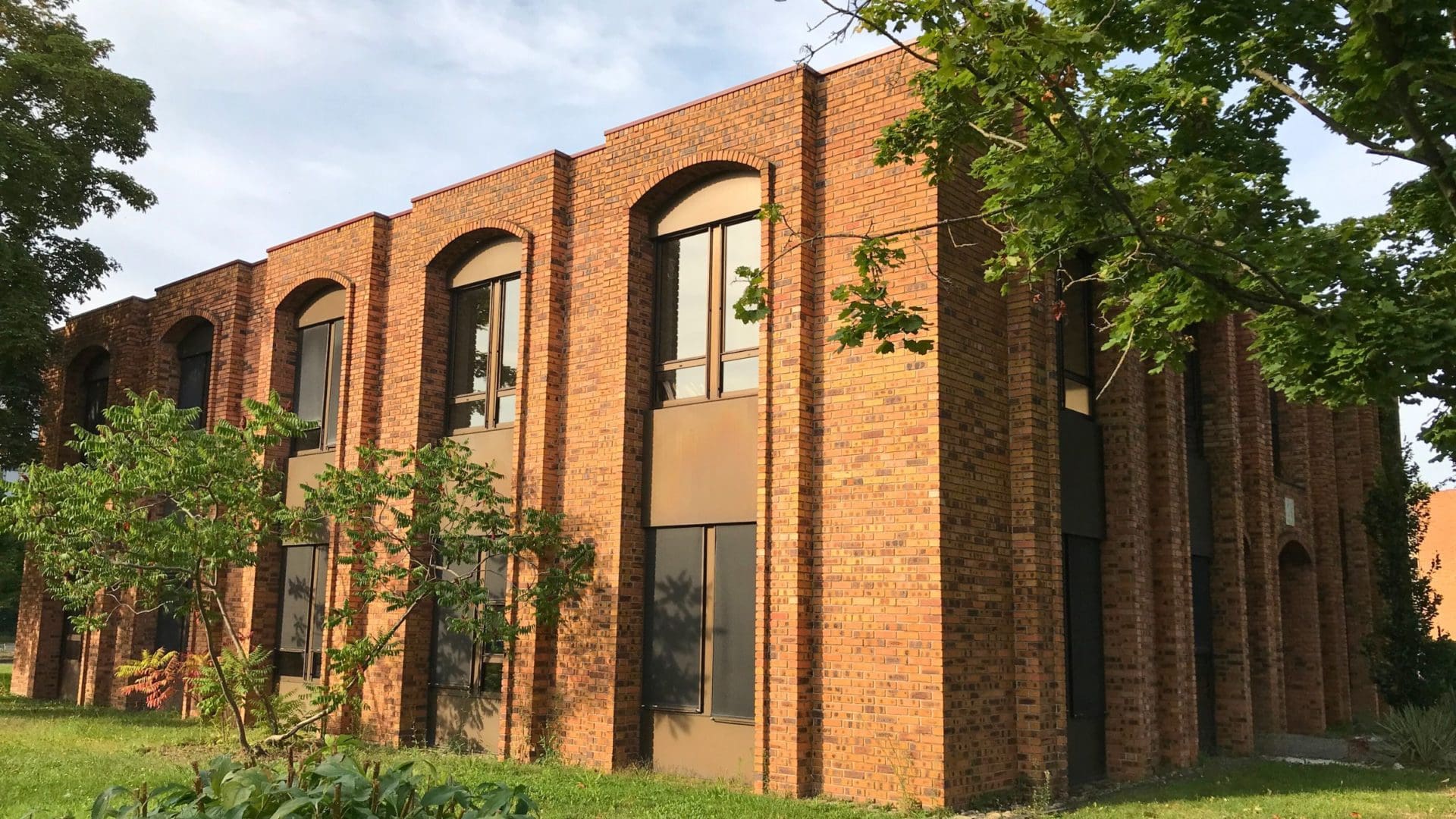 Immeuble de bureaux en brique rouge à Lingolsheim