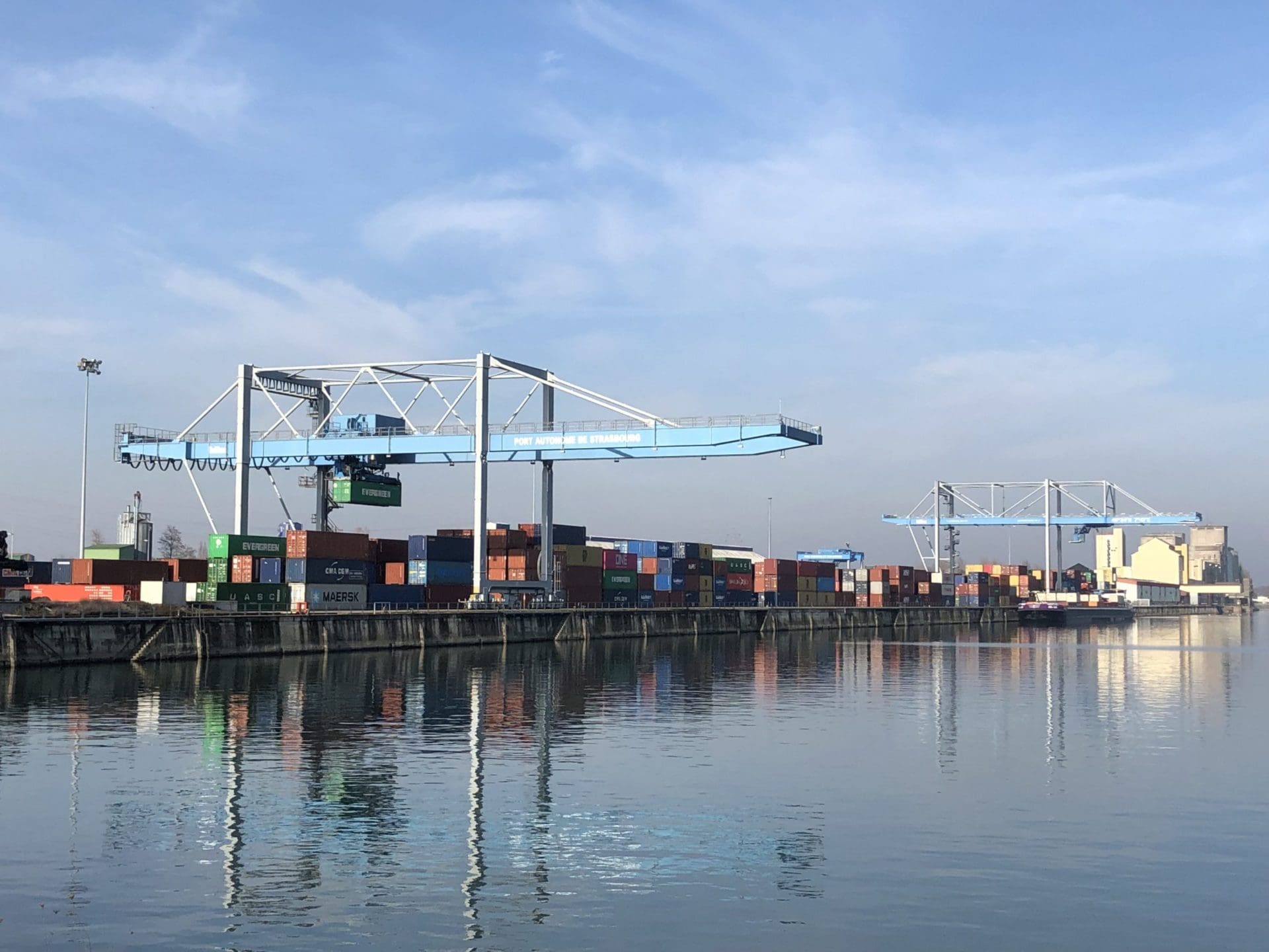 Présentation du port autonome de Strasbourg avec une grue à conteneur