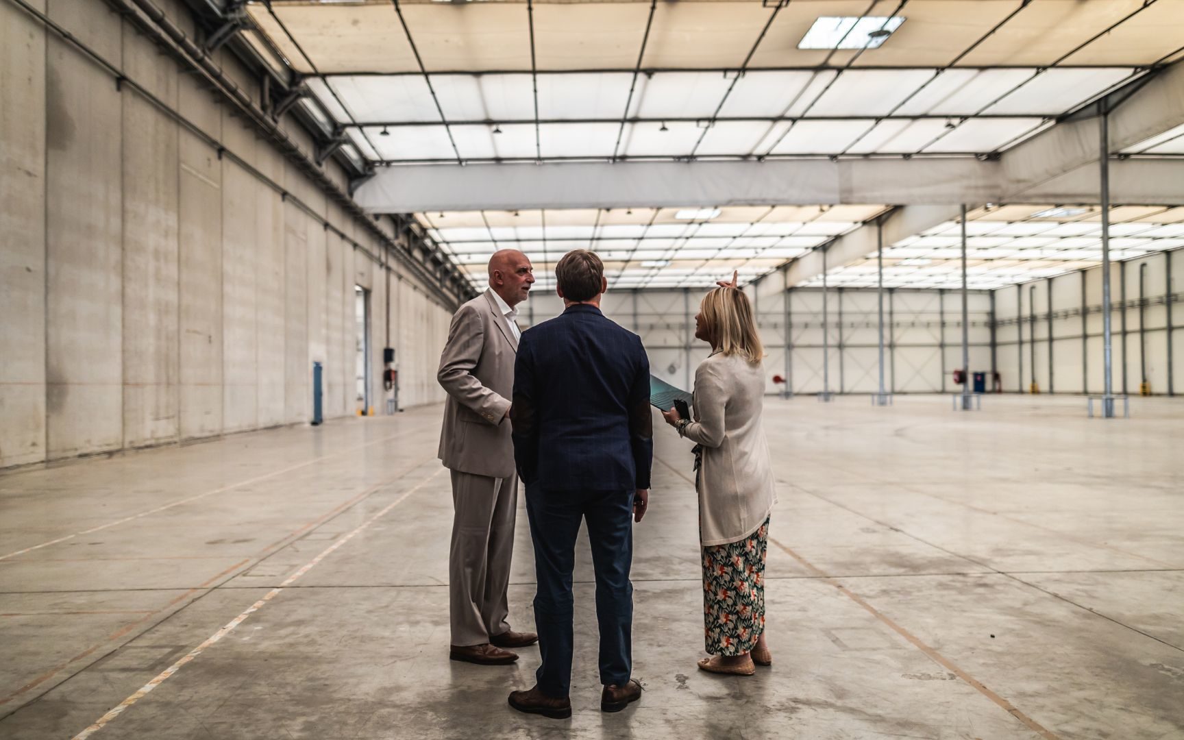 Visite d'un hall d'entrepôt avec plusieurs personnes